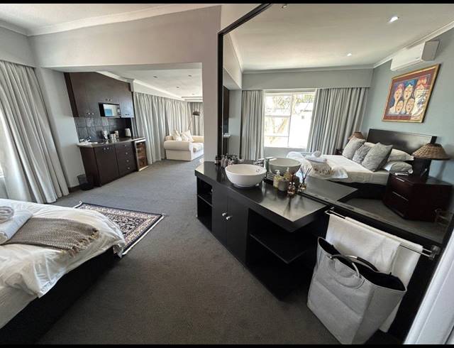 5 BEDROOM HOUSE FOR SALE IN JEFFREYS BAY CENTRAL